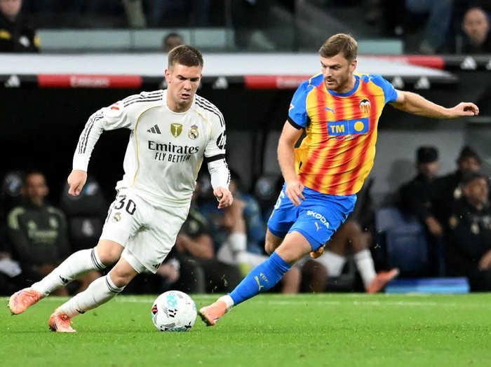Soccer Football - LaLiga - Real Madrid v Valencia - Santiago Bernabeu, Madrid, Spain - November 1, 2025 Real Madrid's Franco Mastantuono in action with Valencia's Lucas Beltran REUTERS/Juan Barbosa