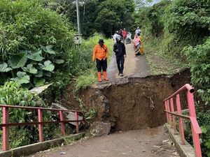 Jembatan di Cisaat Ambrol Akibat Hujan Deras, Akses Warga Terputus