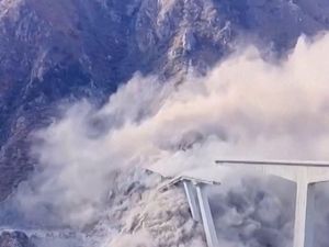 Jembatan Hongqi China Runtuh Sebagian Usai Beberapa Bulan Dibuka