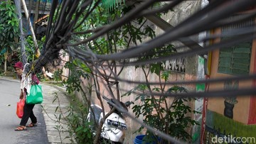 Pemprov DKI Tertibkan Kabel Semrawut di 5 Titik Setiap Pekan