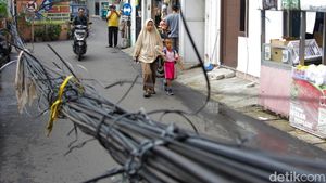 Kabel Menjuntai di Setiabudi Ancam Keselamatan Pengguna Jalan