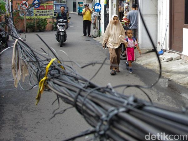 Kabel Menjuntai di Setiabudi Ancam Keselamatan Pengguna Jalan
