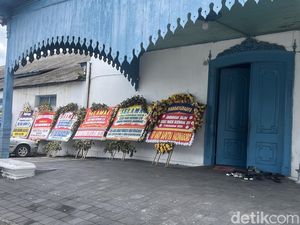 Karangan Bunga Mulai Berjejer di Keraton Solo Jelang Penobatan Raja Baru