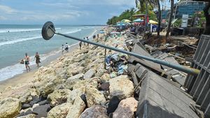 Gelombang Tinggi Rusak Jalur Pejalan Kaki Pantai Kuta
