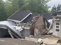 Hujan Deras Picu Tanah Gerak di Banyumas, 6 Rumah Rusak Parah