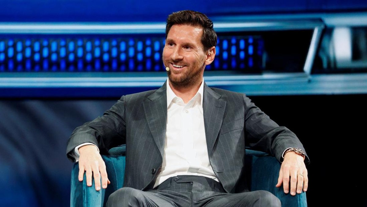 Lionel Messi ingin tinggal lagi di Barcelona. (REUTERS/Marco Bello)