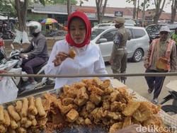 Aksi Wabup Mimik Jajan Gorengan di PKL Taman Pinang, Angkat Ekonomi UMKM