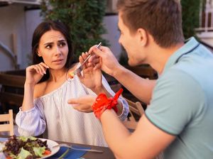 Nangis Saat Lagi Makan Siang, Wanita Ini Diberi Dessert Gratis