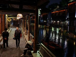 Menikmati Keindahan Malam di Kota Air Kuno Wuzhen