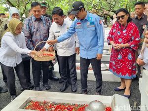 Peringati Hari Pahlawan, Mensos Ziarah Makam Paman Prabowo-Mayor Daan Mogot
