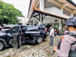 Giliran KPK Obok-obok Mobil Dinas Kepala Disbudparpora Ponorogo