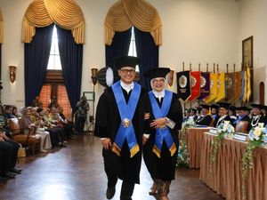 Kompak! Pasutri Ini Dikukuhkan Bersama Jadi Guru Besar UGM