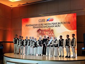 CT ARSA Lepas 15 Relawan Guru Muda untuk Sebar Ilmu di Pelosok Negeri