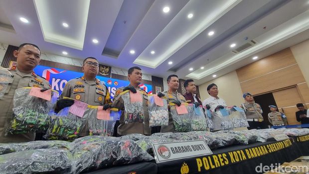 Polresta Bandara Soekarno-Hatta menggagalkan peredaran 8.500 cartridge vape berisi zat berbahaya etomidate yang nilainya mencapai Rp 42,5 miliar. (Taufiq S/detikcom)
