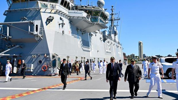 Presiden Prabowo didampingi PM Australia Anthony Albanese meninjau kapal HMAS Canberra milik AL Australia, Rabu (12/11/2025).