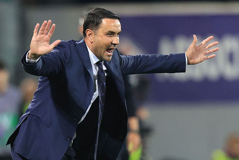 Raffaele Palladino FLORENCE, ITALY - MAY 18: Head coach Raffaelel Palladino manager of ACF Fiorentina gestures during the Serie A match between Fiorentina and Bologna at Stadio Artemio Franchi on May 18, 2025 in Florence, Italy. (Photo by Gabriele Maltinti/Getty Images)
