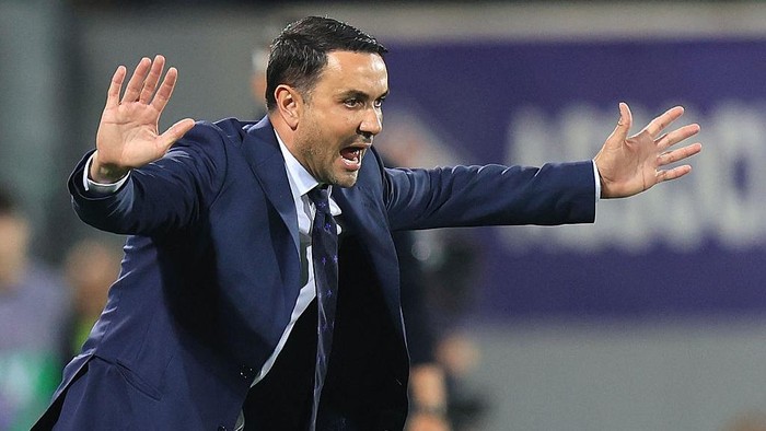 FLORENCE, ITALY - MAY 18: Head coach Raffaelel Palladino manager of ACF Fiorentina gestures during the Serie A match between Fiorentina and Bologna at Stadio Artemio Franchi on May 18, 2025 in Florence, Italy. (Photo by Gabriele Maltinti/Getty Images)