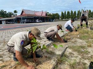 Dukung Program Kapolda Riau, Satlantas Polres Siak Tanam Pohon Jambu Air