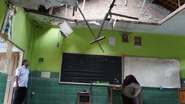 Atap Ruang Kelas SD di Jombang Ambruk, Siswa Kelas VI Belajar di Luar Ruangan