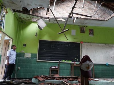 Atap Ruang Kelas SD di Jombang Ambruk, Siswa Kelas VI Belajar di Luar Ruangan
