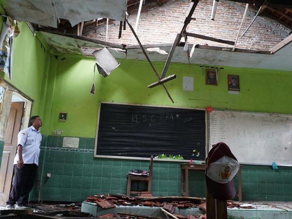 Atap Ruang Kelas SD di Jombang Ambruk, Siswa Kelas VI Belajar di Luar Ruangan