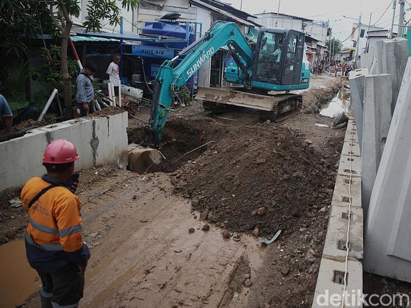 Pembangunan Tanggul Penghalau Rob Muara Angke Dikebut