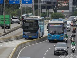 Penyebab Penumpang TransJ di Halte Petukangan Antre hingga ke Jalan Pagi Ini