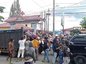 10 Polisi Terluka Dilempari Massa Pakai Batu-Botol di Polres Dairi