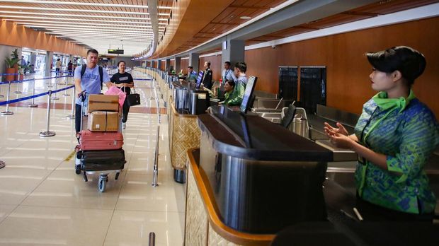 Calon penumpang berjalan untuk lapor diri di Terminal keberangkatan 1C Bandara Soekarno Hatta, Tangerang, Banten, Selasa (11/11/2025). PT Angkasa Pura Indonesia (InJourney Airports) akan kembali mengoperasikan Terminal 1 C dengan wajah baru yang memadukan desain modern dan sentuhan tradisional khas Indonesia pada Rabu (12/11) untuk penerbangan domestik. ANTARA FOTO/Muhammad Iqbal/agr