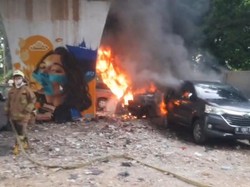3 Mobil Terbakar di Kolong Rel KA Karang Anyar Jakpus