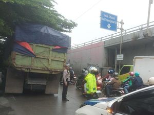Truk Muatan Tanah Pecah Ban di Jl Letjen S Parman Arah Slipi, Lalin Macet