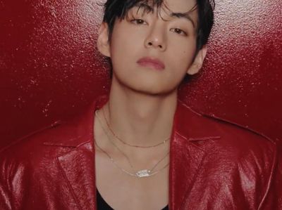 Gantengnya V BTS Jadi Global Ambassador Cushion Viral TIRTIR, Pamer Otot