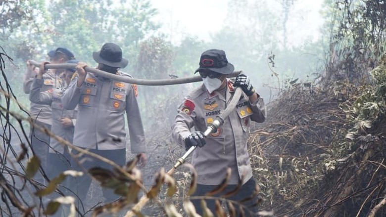 Momen Wakapolda Riau Terjun Langsung Pimpin Pemadaman Karhutla di Kampar