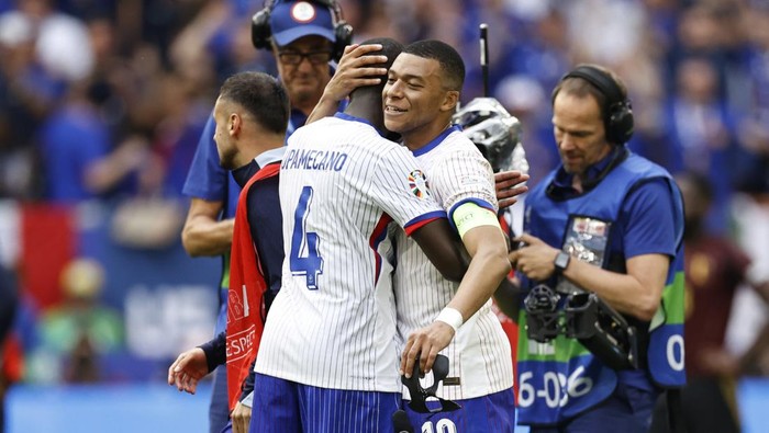 DUSSELDORF - (l-r) Dayot Upamecano of France, Kylian Mbappe of France celebrate the 1-0 victory after the UEFA EURO 2024 round of 16 match between France and Belgium at the Dusseldorf Arena on July 1, 2024 in Dusseldorf, Germany. ANP | Hollandse Hoogte | MAURICE VAN STEEN (Photo by ANP via Getty Images)