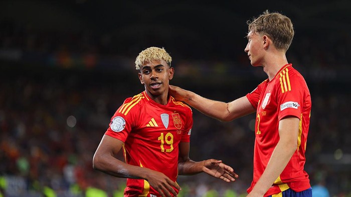 STUTTGART, GERMANY - JUNE 05: Lamine Yamal of Spain celebrates after scoring their sides fifth goal during the UEFA Nations League 2025 semifinal match between Spain and France at Stuttgart Arena on June 05, 2025 in Stuttgart, Germany. (Photo by James Gill - Danehouse/Getty Images)