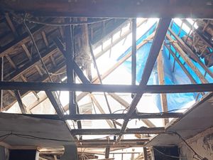 Tak Ada Hujan dan Angin, Atap Rumah di Jalan Jepara Surabaya Ambruk