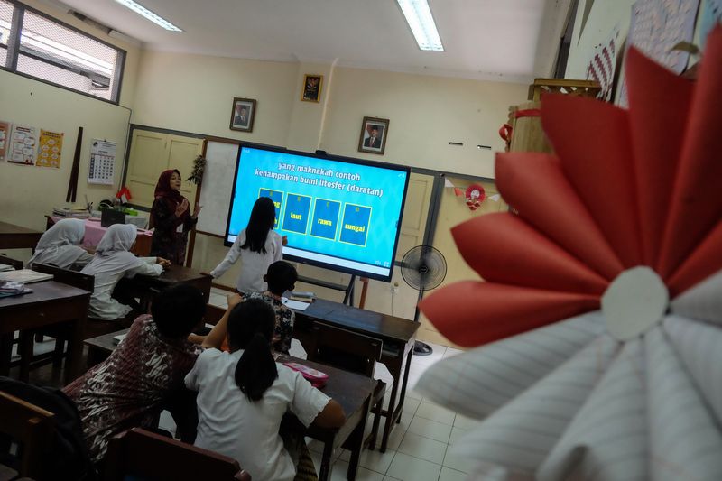 Program digitalisasi pembelajaran di SoloGuru mengajar siswanya dengan pembelajaran menggunakan interactive flat panel (IFP) di SD Negeri Kepatihan, Solo, Jawa Tengah, Kamis (13/11/2025). Sebanyak 91 SD negeri dan 47 SD swasta di Solo mulai menikmati manfaat perangkat layar sentuh interaktif IFP dari Kementerian Pendidikan Dasar dan Menengah (Kemendikdasmen) melalui program digitalisasi pembelajaran. ANTARAFOTO/Maulana Surya