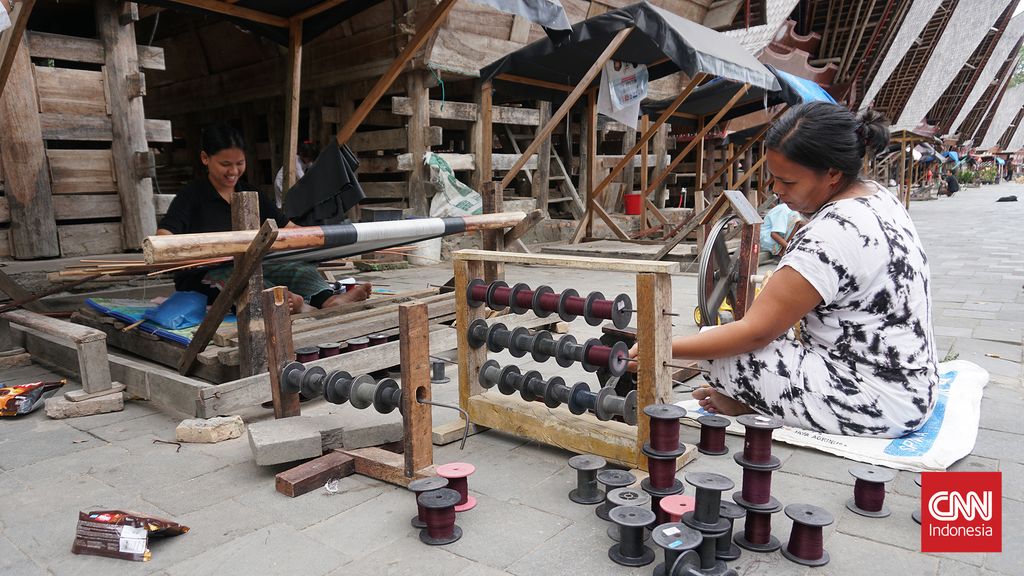 Kampung Ulos 2: Penenun di Kampung Ulos Hutaraja, Samosir, Sumatera Utara, Rabu (5/11).