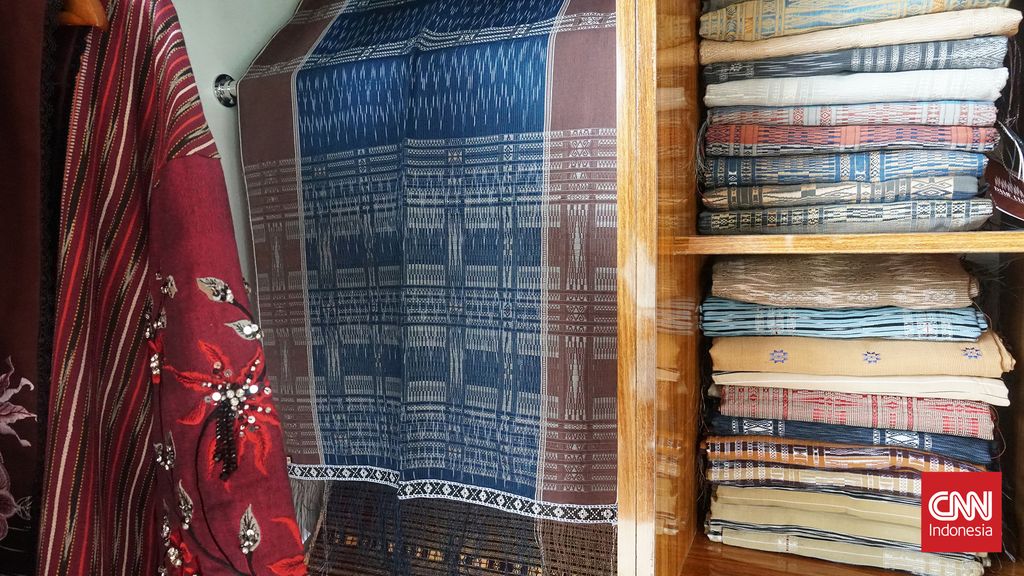 Ulos Dame Ulos: Kain ulos dipamerkan di Galeri Dame Ulos, Tapanuli Utara, Sumatera Utara, Selasa (4/11).