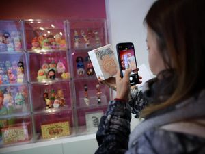 Boneka Labubu Bikin Heboh, Penjualan Melonjak Ribuan Persen