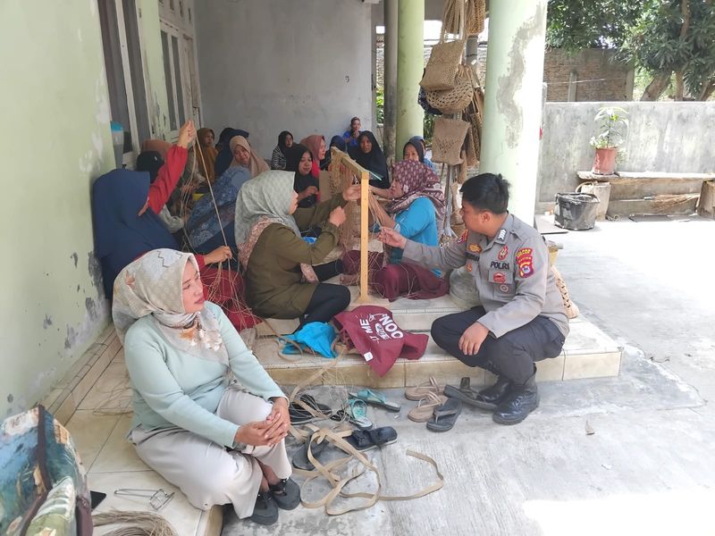 Brigpol Hana Heriyana ubah limbah jagi kerajinan tas dan pupuk kompos