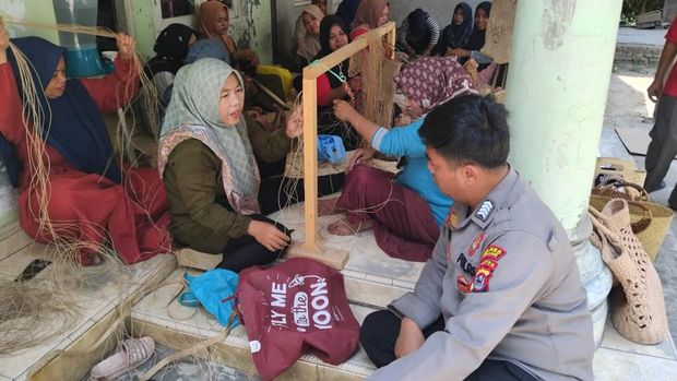 Brigpol Hana Heriyana ubah limbah jagi kerajinan tas dan pupuk kompos