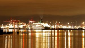 Cahaya Malam Dublin: Pantulan Lampu Pelabuhan dan Feri Nan Menawan