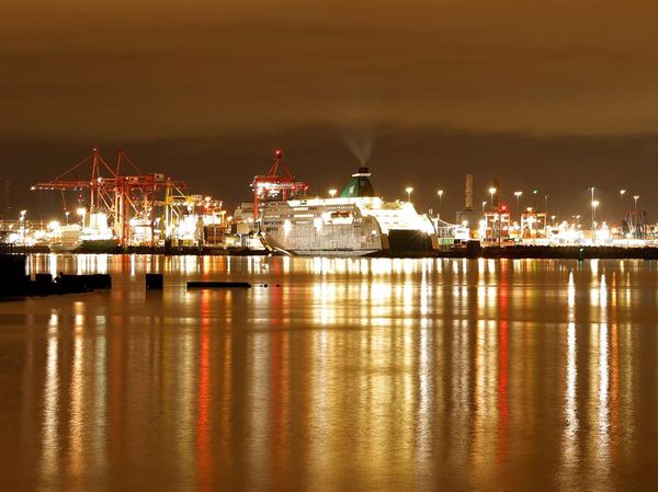 Cahaya Malam Dublin: Pantulan Lampu Pelabuhan dan Feri Nan Menawan