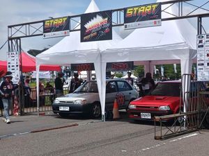 Toyota Starlet Menolak Tua, Digeber Drag Race di Bandara