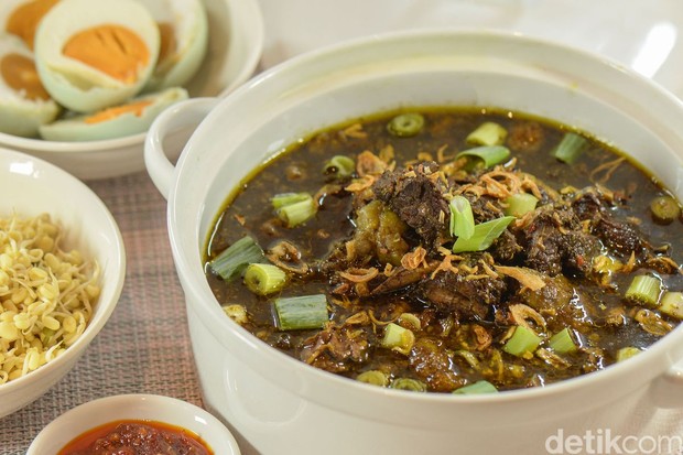 Rawon khas Jawa Timur dengan kluwek dan daging sapi empuk meraih 4,62 poin di TasteAtlas 2025 dan menempati posisi ke-8 secara global. Cita rasanya yang khas membuat rawon masuk dalam salah satu sup daging terenak di dunia.
