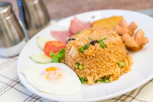 Nasi goreng ayam Indonesia meraih skor 4,52 di TasteAtlas 2025 dan menduduki posisi ke-33. Banyak chef internasional memuji keseimbangan rasa dan aroma khas kecap manis yang membuat nasi goreng Indonesia berbeda dari negara lain.