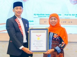 Khofifah Terima MURI Usai Pesantren Al-Yasmin Pecahkan Rekor Drone Terbanyak