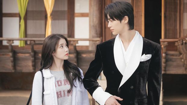 Penampilan IU dan Byeon Woo Seok dalam drama Korea Perfect Crown.