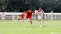 Pemain Timnas Amputasi Indonesia berebut bola dengan lawan saat menghadapi Iran dalam laga kualifikasi Piala Dunia Amputasi Zona Asia di Stadion Madya, Jakarta, Kamis (13/11/2025).